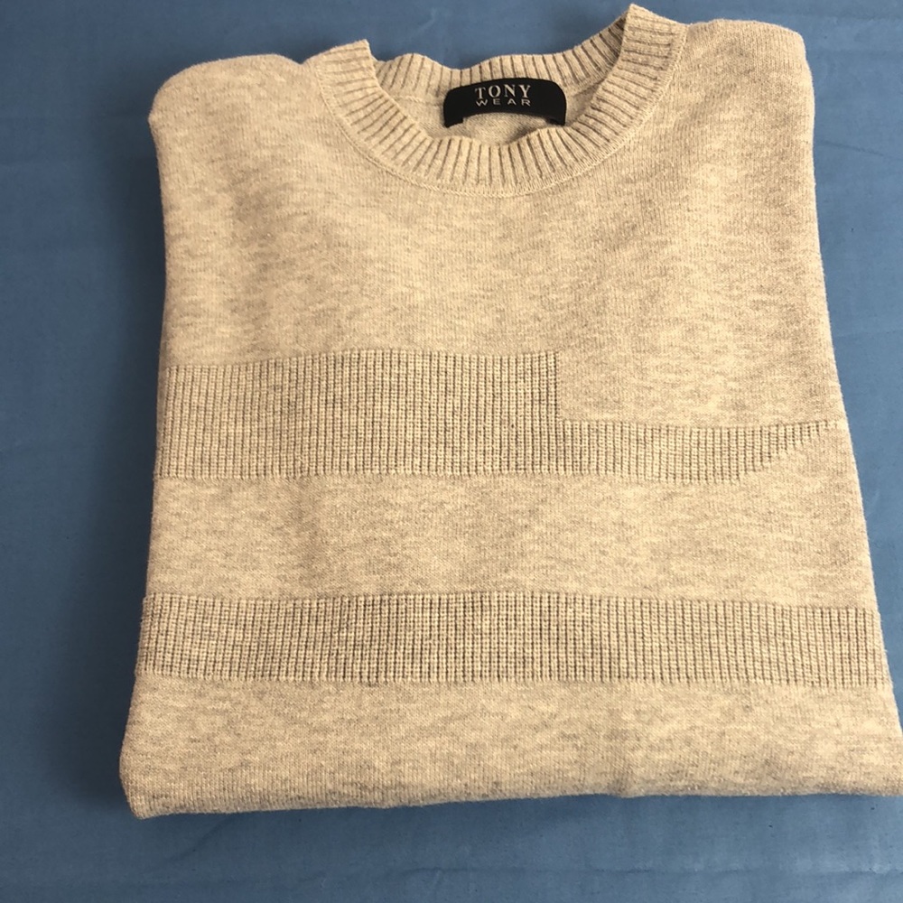 Tony wear :Long sleeves male sweater size large/gray color